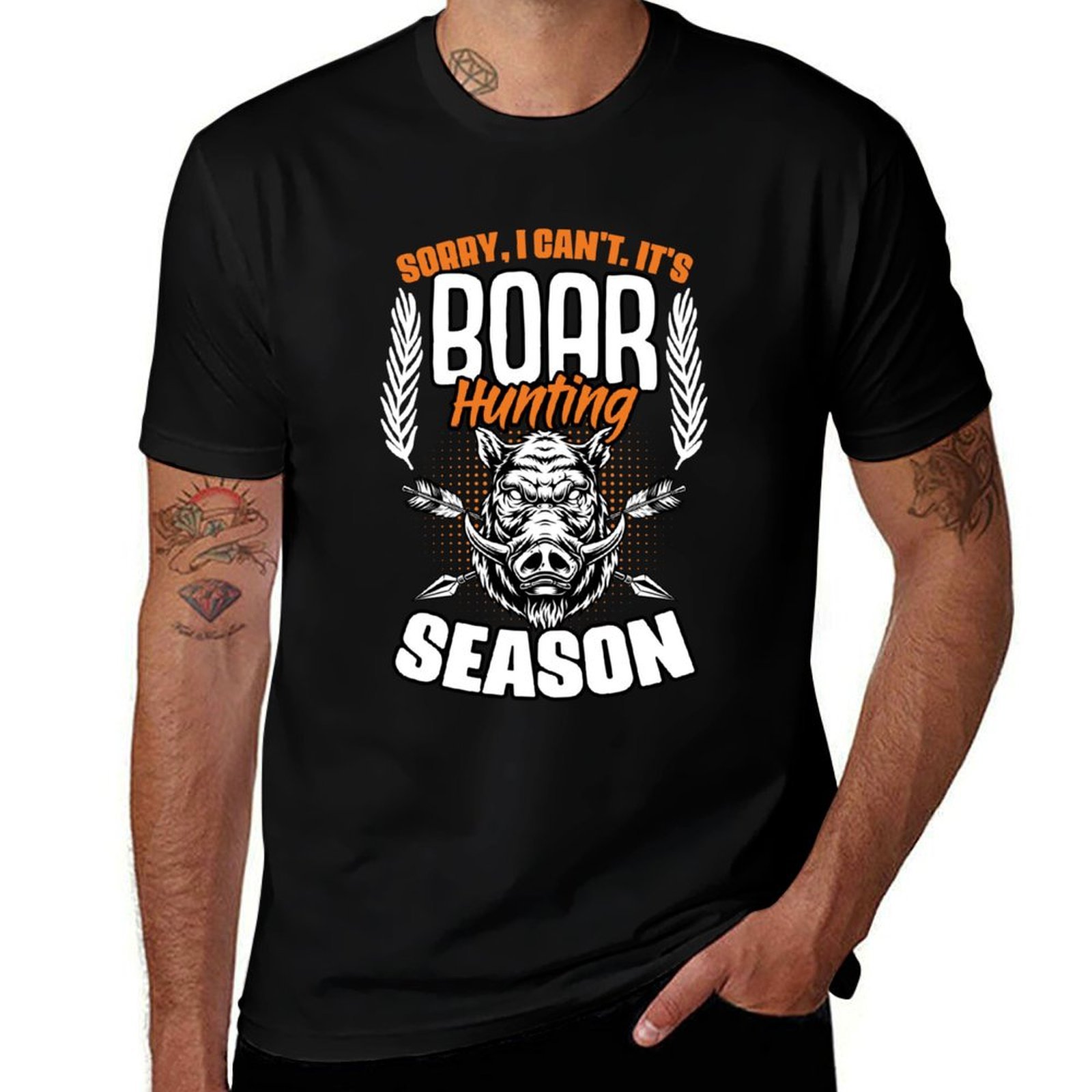 Wildman Hunting & Outdoor Reviews - ขอโทษครับ ฉันไม่สามารถล้อเล่นเรื่องการล่าหมูป่าได้ เสื้อยืดลายตลกสำหรับนักล่าหมู ทรงหลวม สบายๆ แขนสั้น